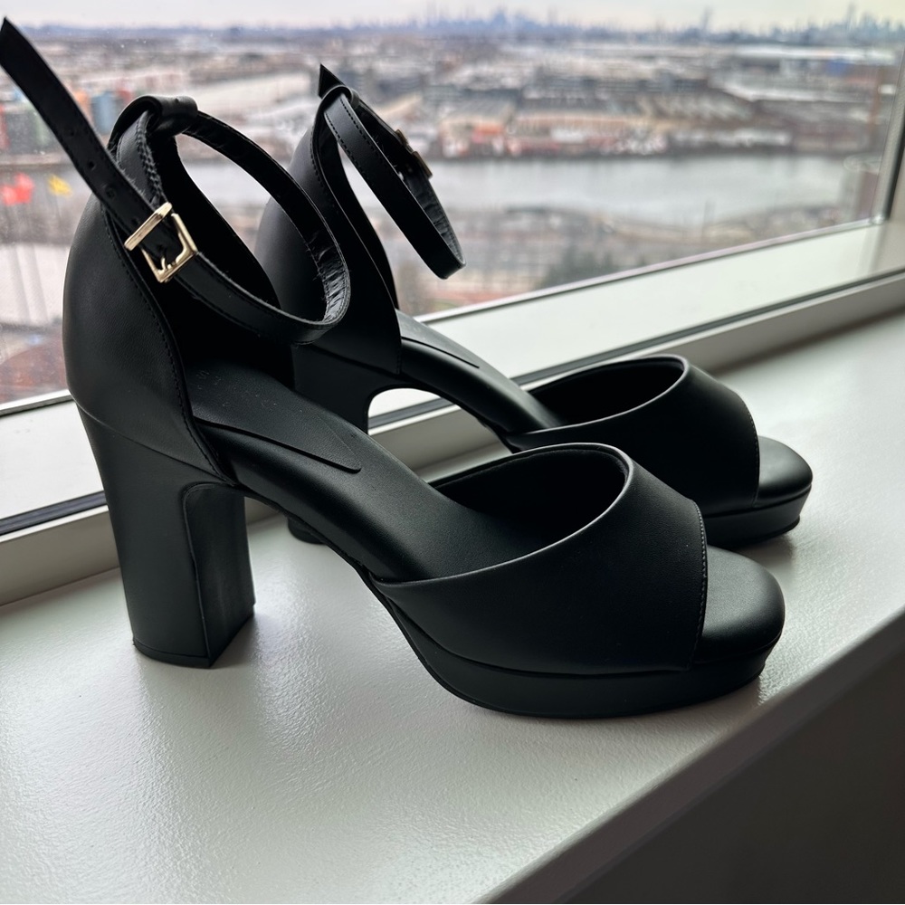 Block heel platform sandal